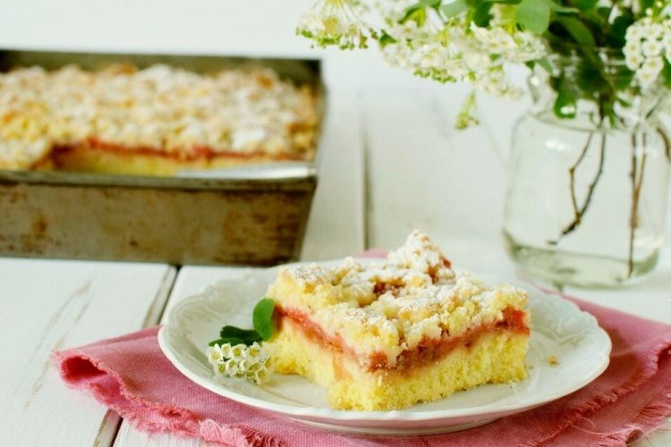 Tarta de bizcocho con ruibarbo y streusel