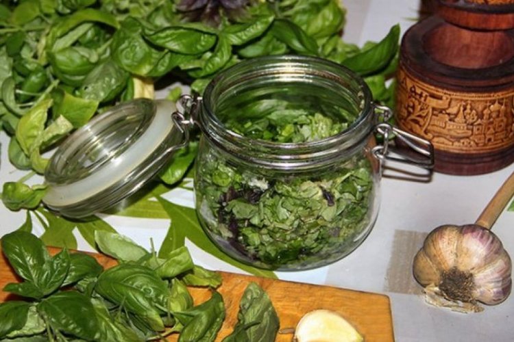 Dry Basil Mixture with Garlic and Salt