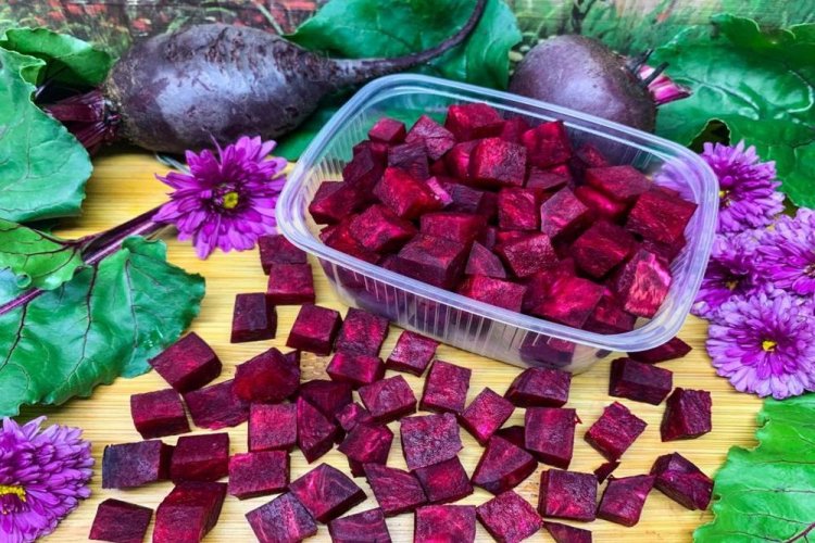Rote Bete, in Würfel eingefroren für den Winter