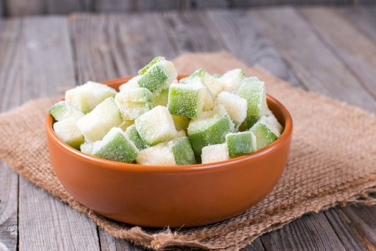 Zucchini, in Würfel eingefroren für den Winter