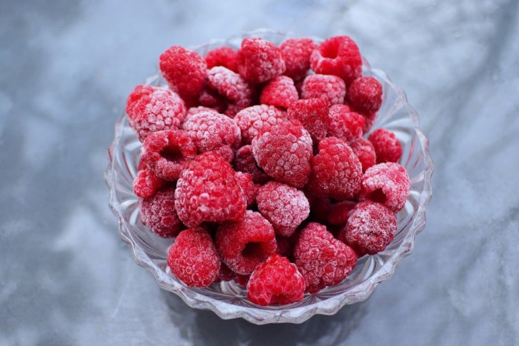 Gefrorene Himbeeren für den Winter
