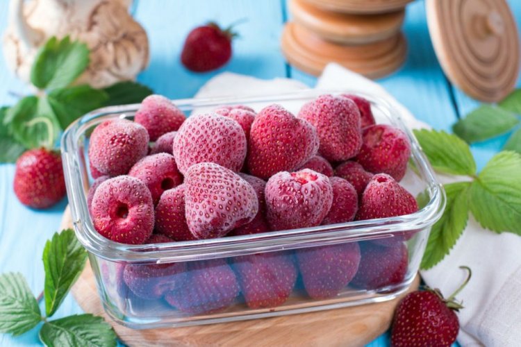 Ganze gefrorene Erdbeeren für den Winter
