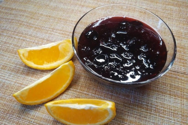 Schlehenmarmelade mit Orange