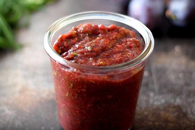 Adschika aus Schlehen mit Tomaten