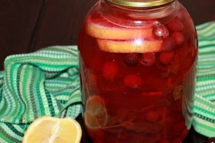 Kornelkirschenkompott mit Zitrone und Minze