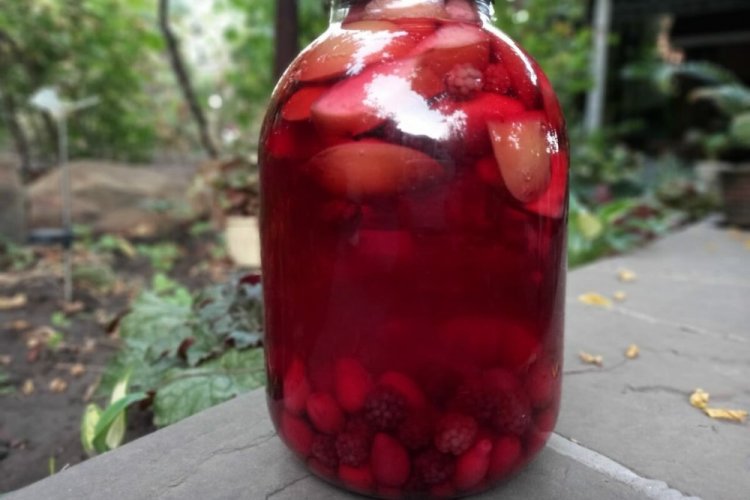 Kornelkirschenkompott mit Äpfeln und Brombeeren