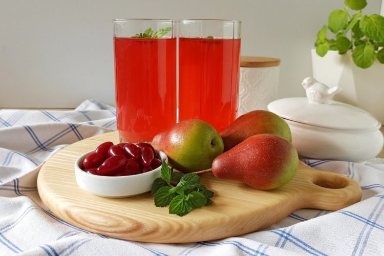 Sommerkompott aus Kornelkirschen mit Birne und Minze