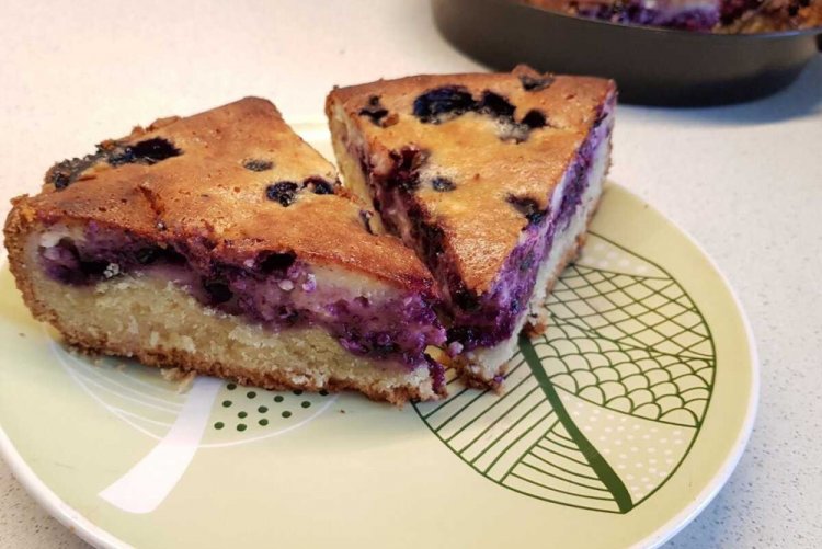 Pour-Over Blueberry Pie with Sour Cream
