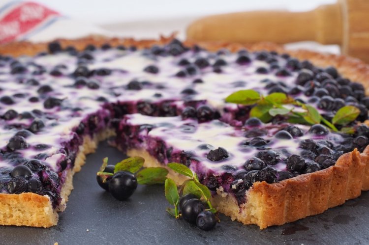 Blueberry Pie with Sour Cream Topping