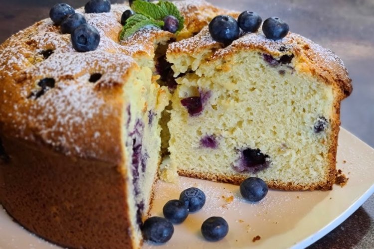 Sponge Pour-Over Blueberry Pie