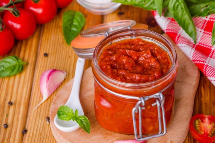 Tomatenmark mit Knoblauch, Essig und Öl