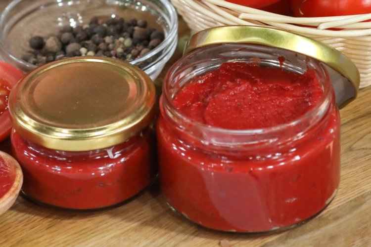 Tomatenmark mit Zimt und Nelken für den Winter