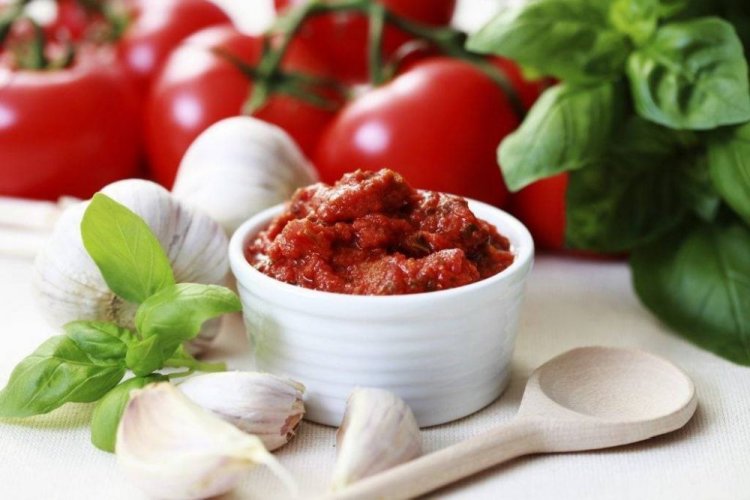 Tomatenmark mit Knoblauch und Meerrettichwurzel