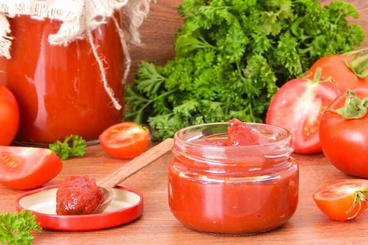 Tomatenmark mit Zwiebeln und Kardamom für den Winter