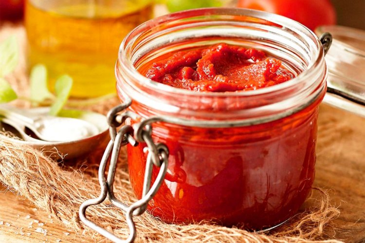 Scharfes Tomatenmark mit Chili und Knoblauch