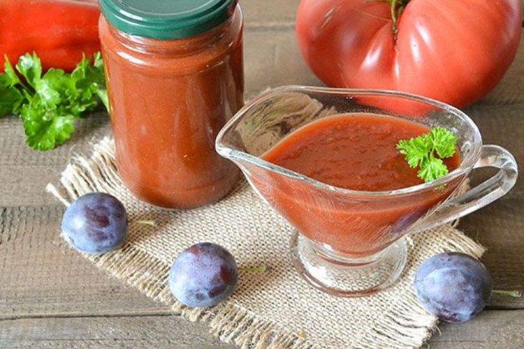 Tomatenmark mit Pflaumen für den Winter