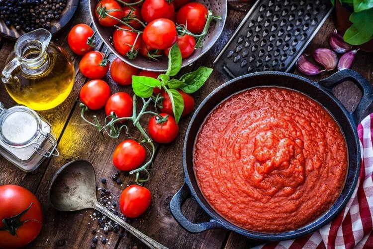 Tomatenmark mit Ingwer und rotem Pfeffer