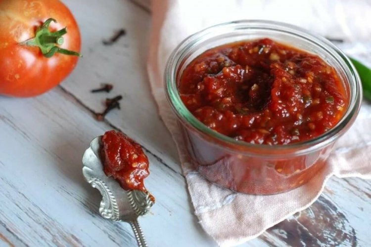 Tomatenmark mit Stärke, Paprika und scharfem Pfeffer