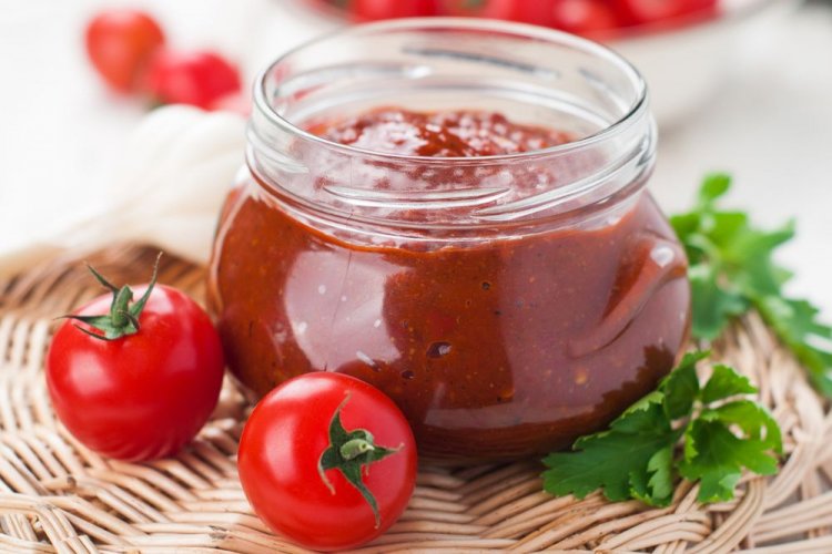 Tomatenmark mit Zitronensaft für den Winter