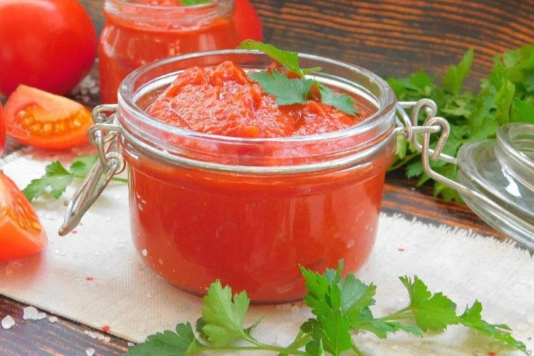 Tomatenmark aus Tomaten mit Zwiebeln und Senf