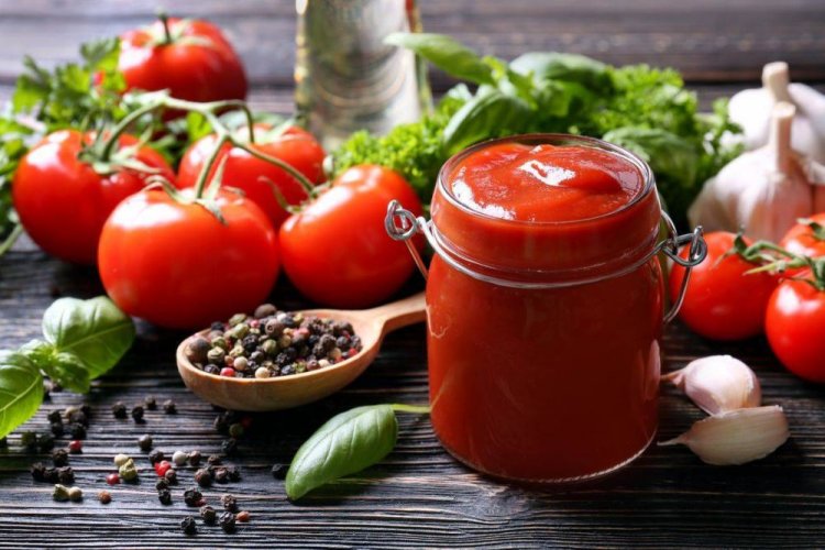 Tomatenmark mit Knoblauch für den Winter