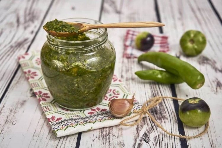 Salsa de tomates verdes, chile picante y ajo sin cocción
