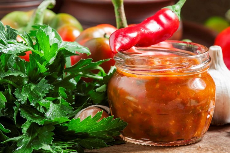 Salsa de tomate, apio, pimiento morrón y chile picante