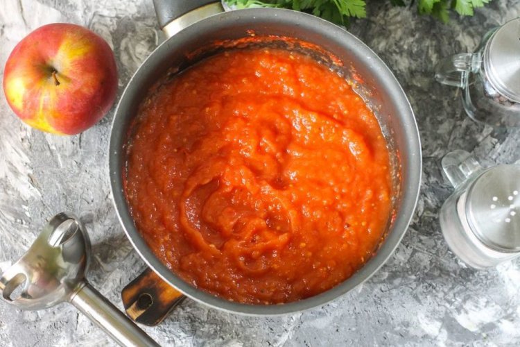 Salsa de tomate con manzanas y ajo para el invierno