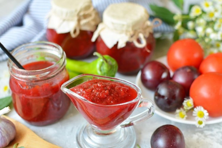 Salsa de tomate, ciruela, chile picante y ajo