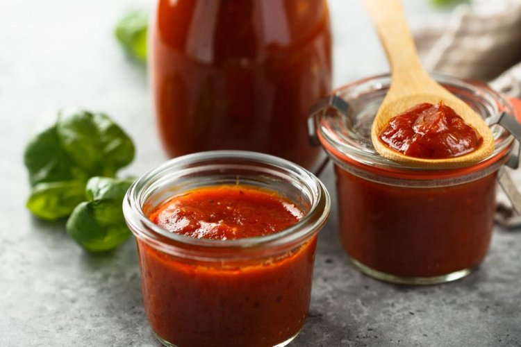 Salsa de tomate espesa con canela y clavo