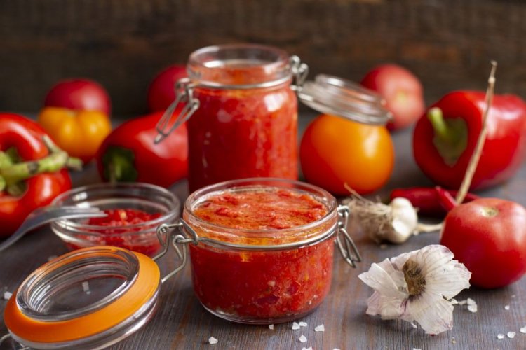 Salsa de tomate, pimiento morrón y ajo para el invierno