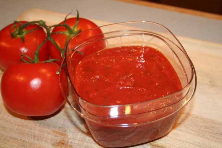 Salsa de tomate con rábano picante y ajo