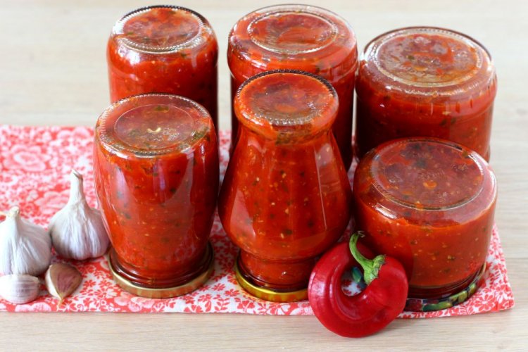 Salsa de tomate con chile picante, ajo y hierbas