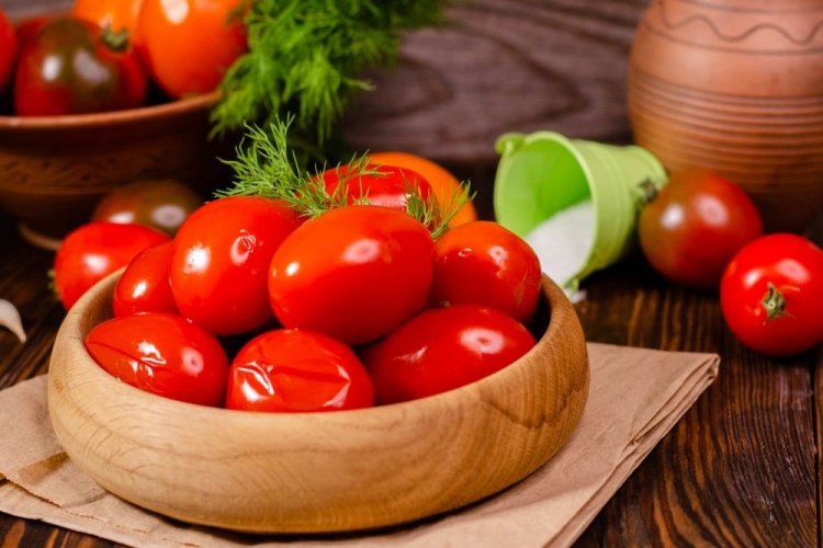 Fass-Tomaten im Topf