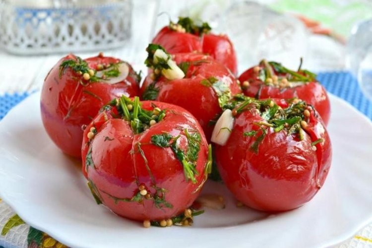 Fermentierte Tomaten, gefüllt mit Knoblauch und Kräutern