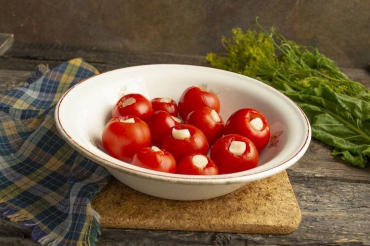 Fass-Tomaten, gefüllt mit Knoblauch