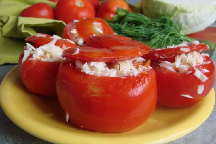 Fass-Tomaten, gefüllt mit Kohl