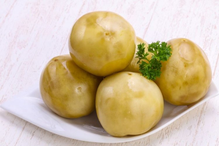 Grüne Tomaten, im Fass für den Winter fermentiert