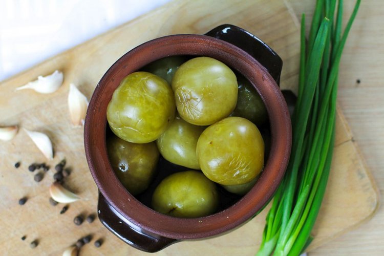 Grüne Tomaten, im Fass nach altem Rezept fermentiert