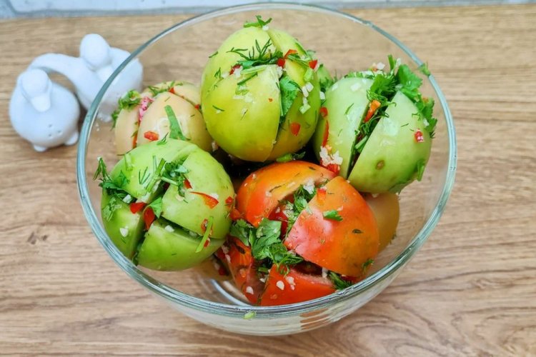 Grüne Tomaten, gefüllt mit scharfer Paprika und Kräutern