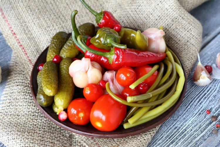 Tomaten mit Gurken, scharfer Paprika und ganzen Knoblauchknollen
