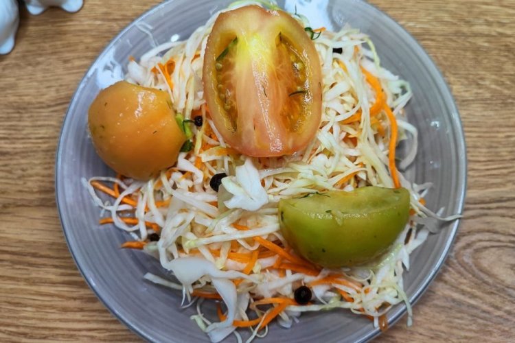 Grüne Tomaten, mit Kohl im Fass fermentiert
