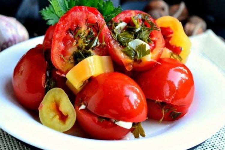 Fass-Tomaten mit Paprika und Knoblauch