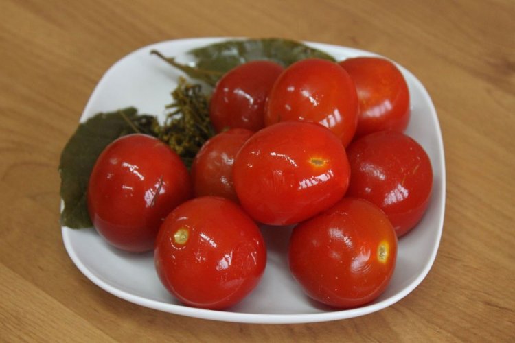 Tomaten für den Winter im Fass