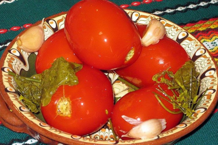 Fass-Tomaten mit Meerrettichwurzel