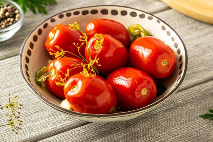 Fass-Tomaten mit scharfer Paprika und Knoblauch