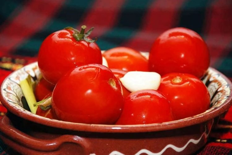 Gesalzene Tomaten mit Sellerie im Fass