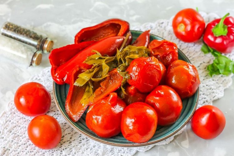 Tomaten mit Paprika und Zwiebeln im Fass