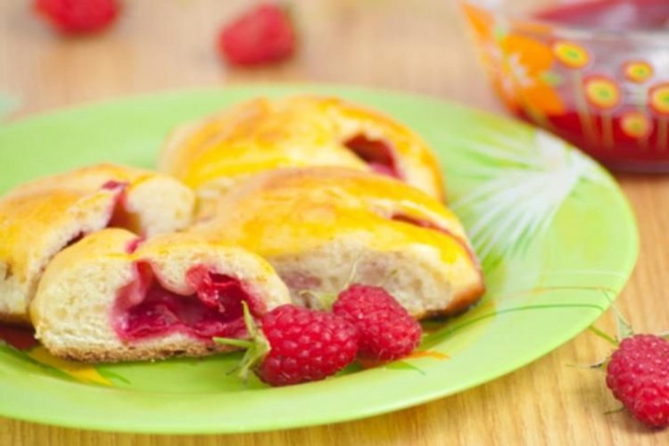 Raspberry Pies with Milk