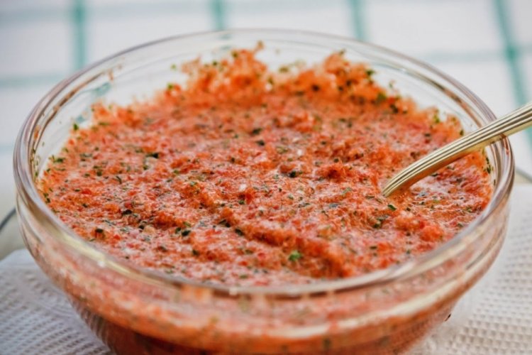Adzhika picante con apio para el invierno